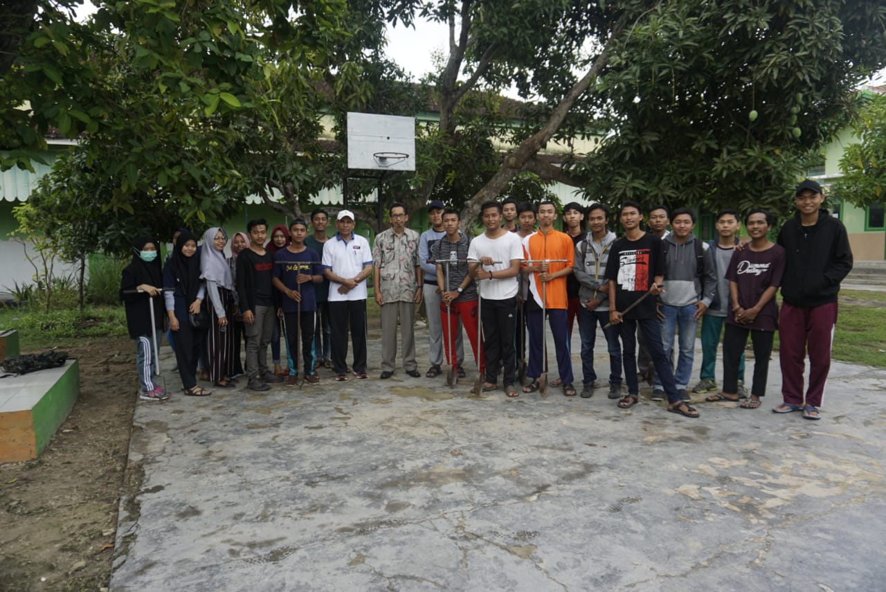 SOSIALISASI DAN PRAKTEK MAHASISWA FAKULTAS TEKNIK UNIJA, PRAKTIK PEMBUATAN LUBANG BIOPORI DI SDN MARENGAN DAYA I DAN SDN PAMOLOKAN I SUMENEP